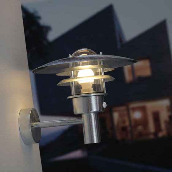 Klasické jednoduché venkovní nástěnné svítidlo poskytující krásné měkké světlo v galvanizovaném provedení s pohybovým senzorem
