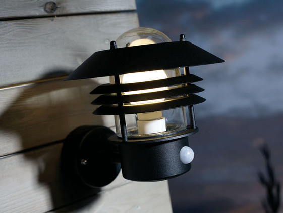 Krásné venkovní nástěnné svítidlo s hlavou lampy směřujícím nahoru ve funkčním klasickém designu ve dvou barevných variantách s pohybovým senzorem