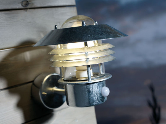 Krásné venkovní nástěnné svítidlo s hlavou lampy směřujícím nahoru ve funkčním klasickém designu ve dvou barevných variantách s pohybovým senzorem