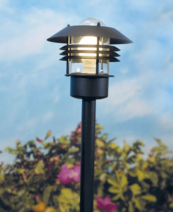 Krásná zahradní lampa ve funkčním klasickém designu  ve třech barevných variantách a v provedení odolném proti klimatickým podmínkám