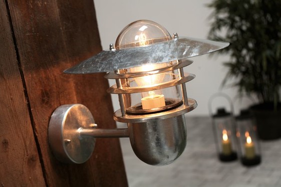 Venkovní nástěnné svítidlo v tradičním venkovském designu v odolném galvanizovaném provedení