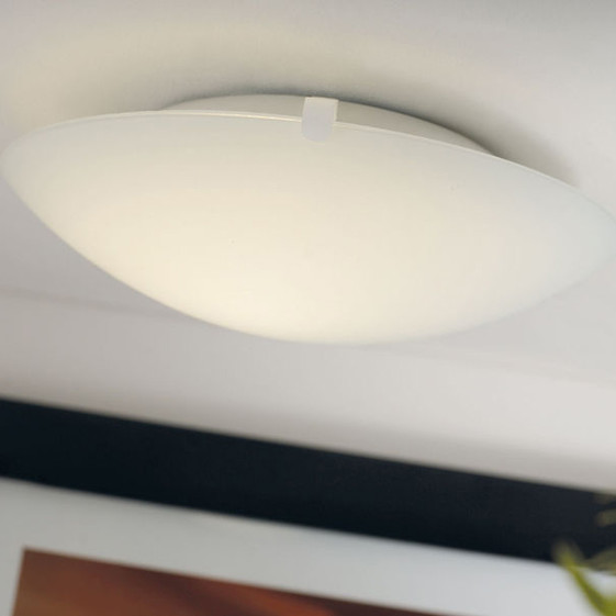 Minimalistické nástěnné/stropní svítidlo Nordlux Standard se skleněným stínidlem poskytujícím měkké a teplé světlo