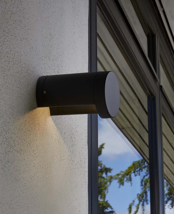 Decentní a jednoduché venkovní nástěnné LED svítidlo v černé barvě vhodné k osvětlení vchodu do domu