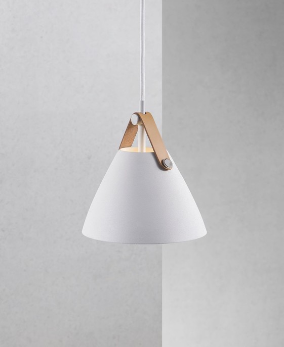 Závěsná lampa Strap od Nordluxu - trendy kombinace kovu a kůže