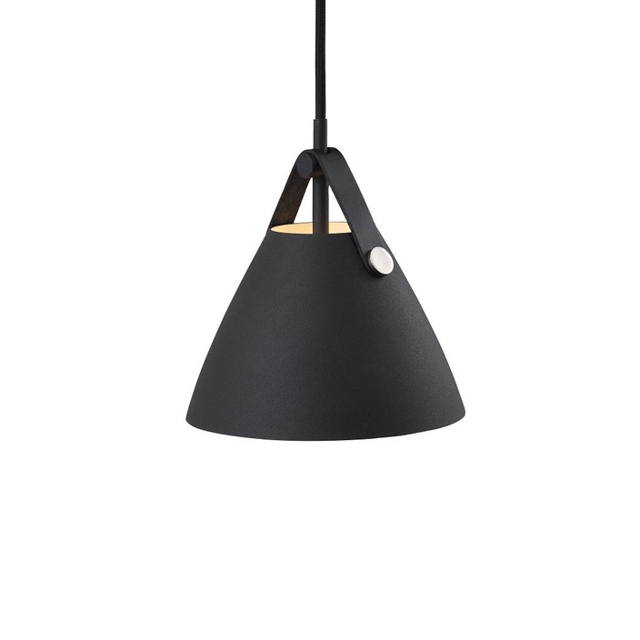 Závěsná lampa Strap od Nordluxu - trendy kombinace kovu a kůže (černá)