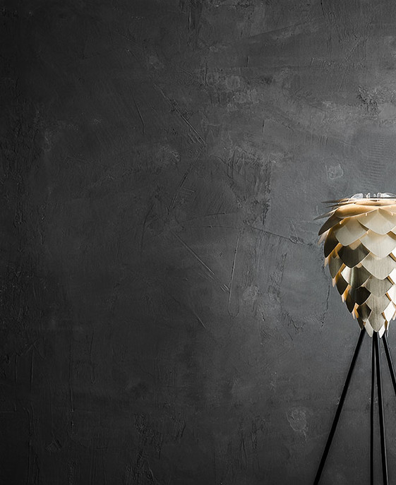 UMAGE Conia Mini - elegantní svítidlo v originálním designu. Lampa ve tvaru borové šišky do ložnice, obývacího pokoje, ale i kavárny. Variabilní - závěsná nebo stojací (stínidlo pohyblivé v rozsahu 180°)