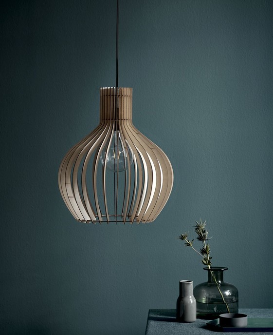 Originální lamelová závěsná lampa Nordlux Groa v odstínech přírodního dřeva. Do jídelny či obývacího pokoje 