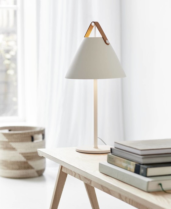 Stolní lampička Strap od Nordluxu - trendy kombinace kovu a kůže