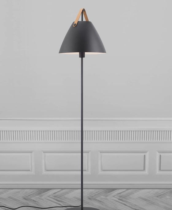 Stojací lampa Strap od Nordluxu - trendy kombinace kovu a kůže