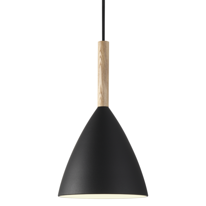 Lampa Pure 20 Nordic od Nordluxu s elegantní špičkou z ořechového dřeva v kombinaci s bílým, černým nebo šedým kovovým stínidlem. (černá, jasan)