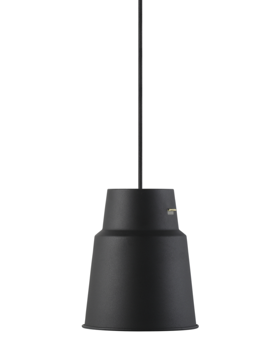 Závěsná lampa Step od Nordluxu - ostře řezané rysy a punc luxusu. 