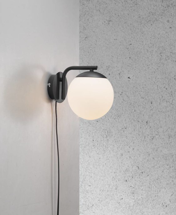 Nordlux Grant - elegantní nástěnná lampa. Nadčasová kombinace skla, kovu a stylu