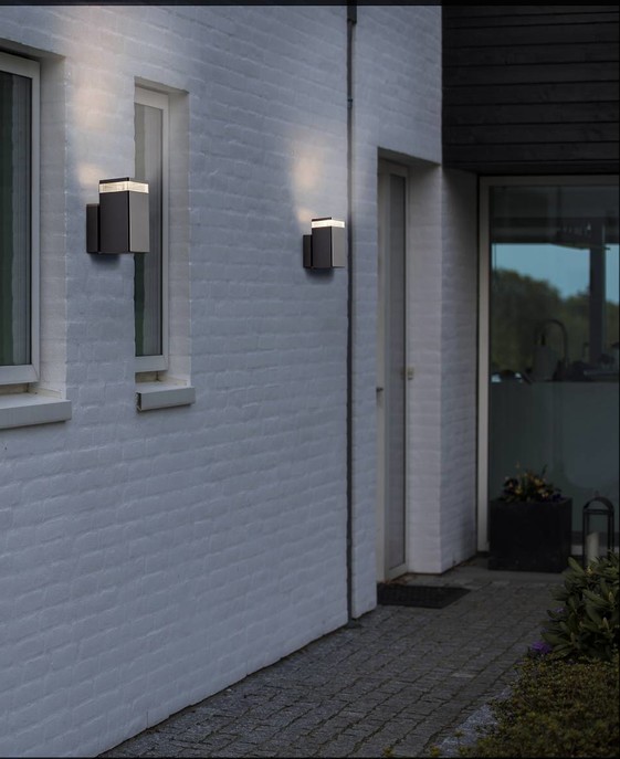 Elm od Nordluxu - venkovní nástěnné svítidlo s jedním světelným pásem. Moderní hranatý tvar 