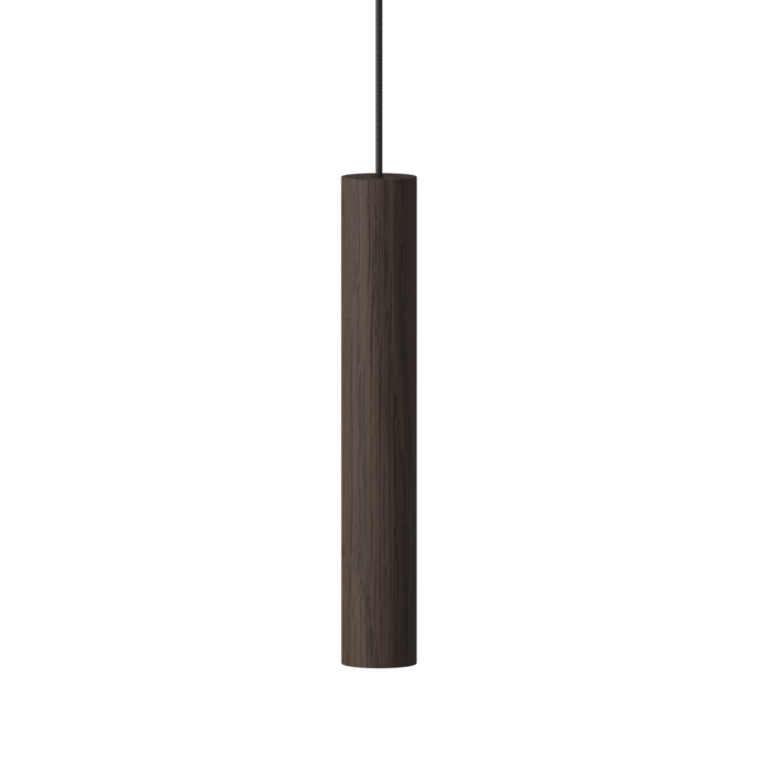 Závěsná lampa UMAGE Chimes. Kombinace světlého nebo tmavého dřeva, černé s černým textilním kabelem (tmavý dub)