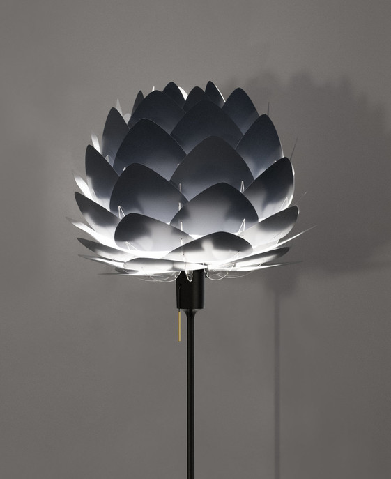 UMAGE Aluvia mini - originální lampa. Ve dvou velikostech a pěti barevných provedeních. Variabilní - závěsná nebo stojací (stínidlo pohyblivé v rozsahu 180°)