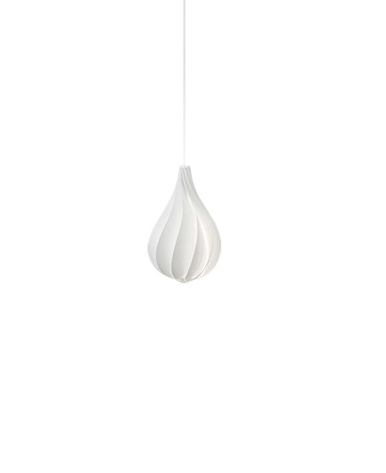 Závěsné svítidlo UMAGE Alva originálního kapkovitého tvaru. Bílá barva, dostupné ve dvou velikostech