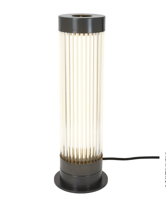 Stolní lampička Pillar od Original BTC. Čiré skleněné trubice. Základna a vršek kov. Art Deco styl, vhodná do ložnice, koupelny i salonku.