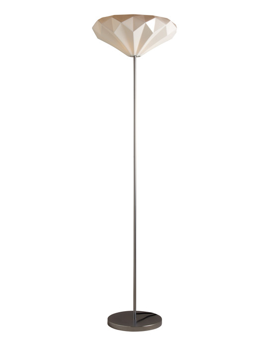 Stojací lampa Hatton od Original BTC. Bílé porcelánové stínítko ve tvaru diamantu na chromované základně. Designový unikát.