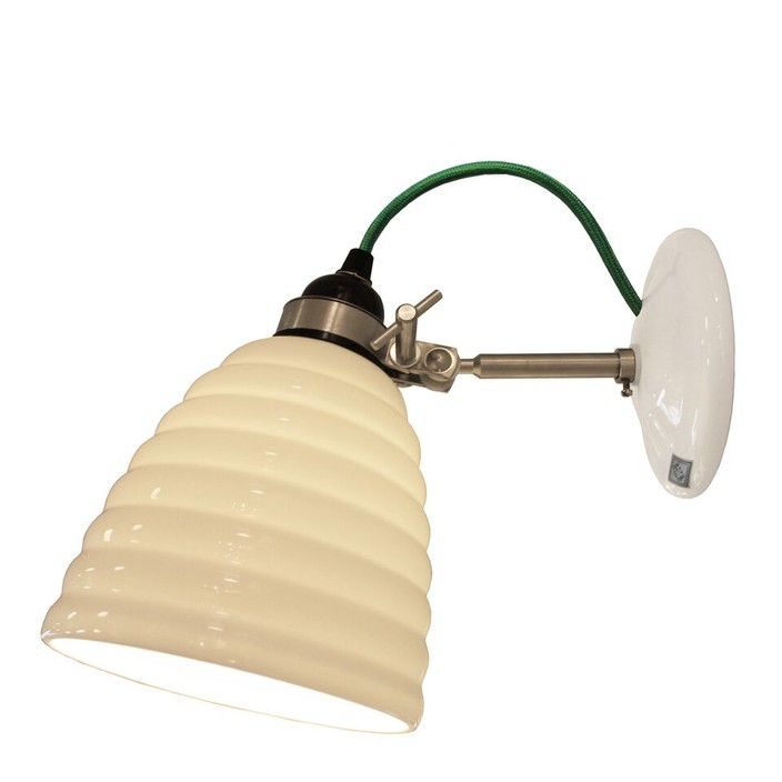 Nástěnná lampička Hector Bibendum od Original BTC se stínítkem z bílého porcelánu a kabelem s textilním opletením v různých barvách. (Barva kabelu: zelená)