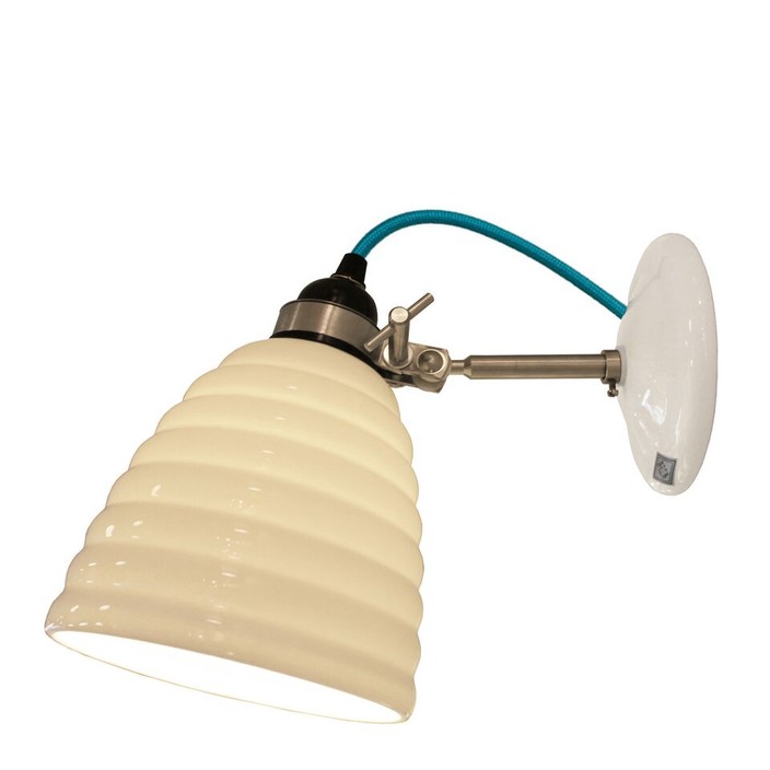 Nástěnná lampička Hector Bibendum od Original BTC se stínítkem z bílého porcelánu a kabelem s textilním opletením v různých barvách. (Barva kabelu: tyrkysová)