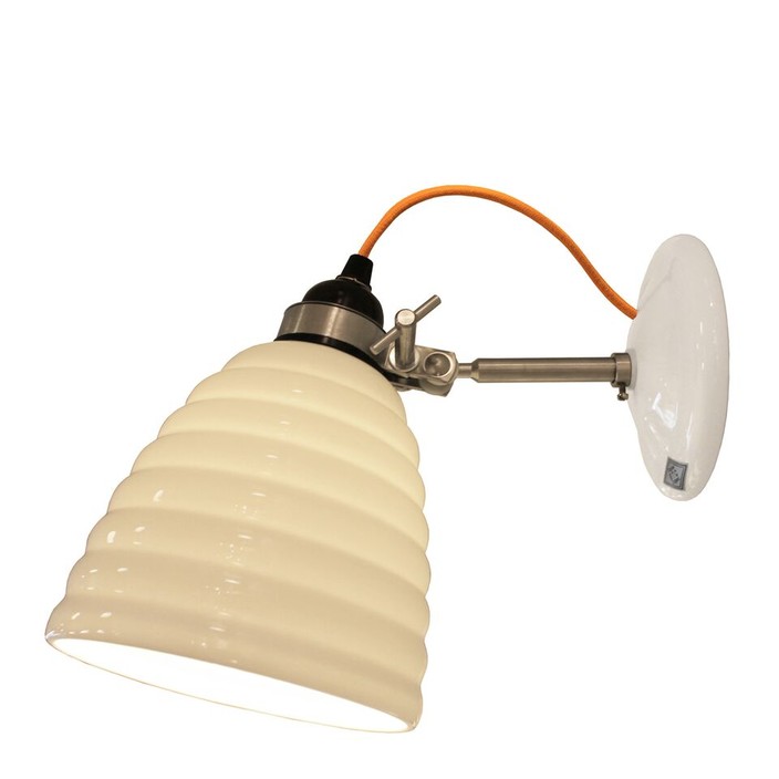 Nástěnná lampička Hector Bibendum od Original BTC se stínítkem z bílého porcelánu a kabelem s textilním opletením v různých barvách. (Barva kabelu: žlutá)