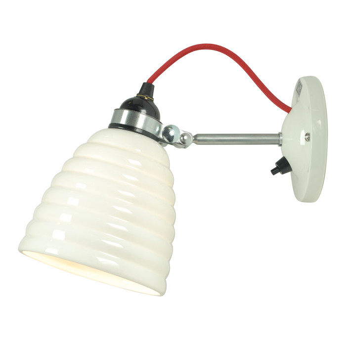 Nástěnná lampička Hector Bibendum od Original BTC se stínítkem z bílého porcelánu a kabelem s textilním opletením v různých barvách. (Barva kabelu: červená)