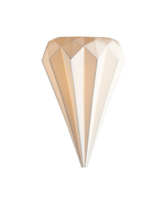 Nástěnná lampa Hatton 3 od Original BTC dodá vašemu domovu punc elegance a stylu. Skládaný efekt porcelánového stínítka ve tvaru diamantu vynikne i ve dne.