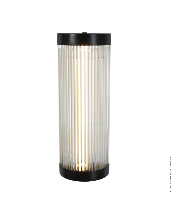 Nástěnná lampička Pillar Wide od Original BTC. Čiré skleněné trubice. Základna a vršek kov. Art Deco styl, vhodná do koupelny.