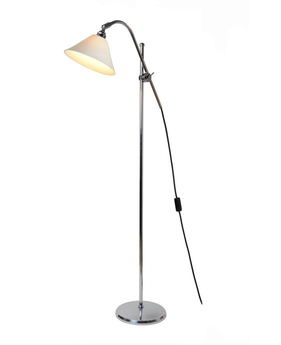 Jednoduchá a flexibilní stojací lampa Task Ceramic od Original BTC s hladkým porcelánovým stínítkem v bílé barvě.