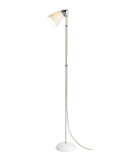 Stojací lampa Hector Dome od Original BTC s hladkým porcelánovým stínítkem v bílé barvě a kabelem s textilním opředením.