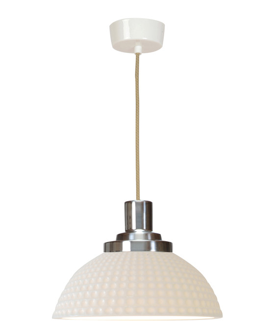 Závěsná lampa Cosmo od Original BTC s porcelánovým stínítkem s hladkým, vroubkovaným, nebo důlkovaným povrchem.