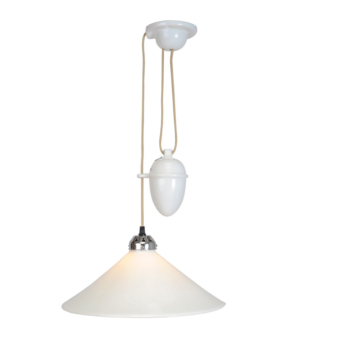 Závěsná lampa Cobb Rise & Fall od Original BTC s klasickým porcelánovým stínítkem v bílé barvě dostupné ve dvou velikostech. Kabel se závažím s nastavitelnou délkou. (Průměr: Ø35cm)
