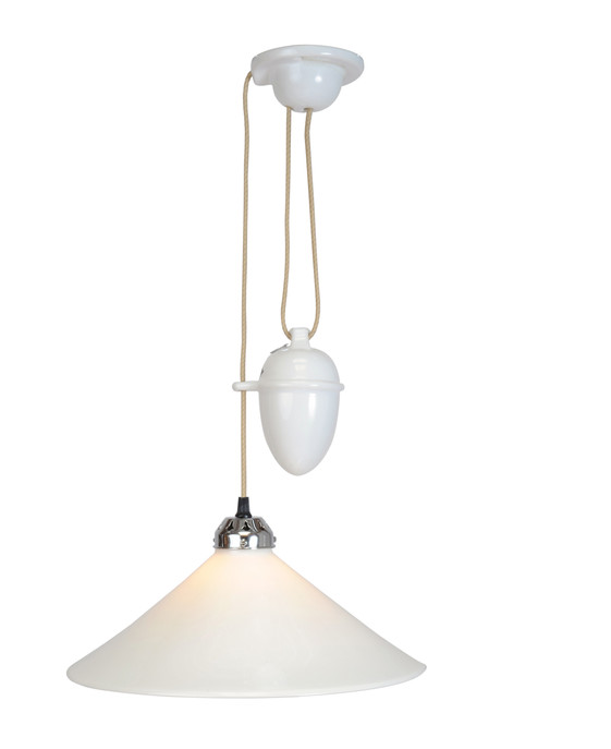 Závěsná lampa Cobb Rise & Fall od Original BTC s klasickým porcelánovým stínítkem v bílé barvě dostupné ve dvou velikostech. Kabel se závažím s nastavitelnou délkou.