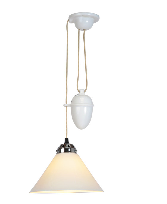 Závěsná lampa Cobb Rise & Fall od Original BTC s klasickým porcelánovým stínítkem v bílé barvě dostupné ve dvou velikostech. Kabel se závažím s nastavitelnou délkou.