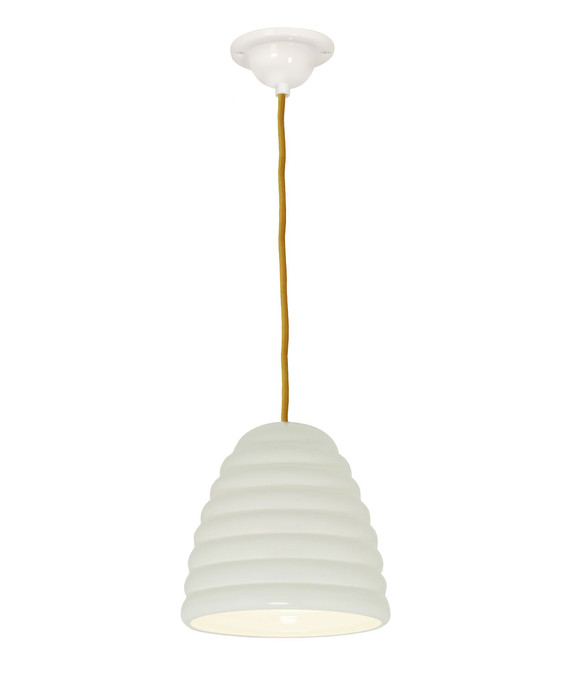 Závěsná lampa Hector Bibendum od Original BTC se stínítkem z bílého porcelánu a kabelem s textilním opletením v různých barvách. 
