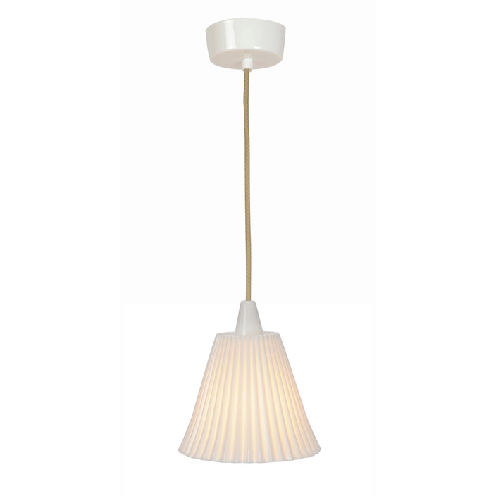Závěsná lampa Hector Pleat od Original BTC s vroubkovaným porcelánovým stínítkem v bílé barvě a kabelem s textilním opředením. Ve dvou velikostech. (Průměr: Ø19cm)