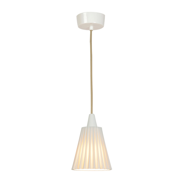 Závěsná lampa Hector Pleat od Original BTC s vroubkovaným porcelánovým stínítkem v bílé barvě a kabelem s textilním opředením. Ve dvou velikostech. (Průměr: Ø12cm)