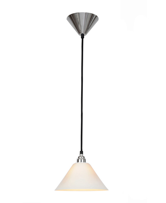 Závěsná lampa Task Ceramic od Original BTC s hladkým porcelánovým stínítkem, černým kabelem a hliníkovou základnou.