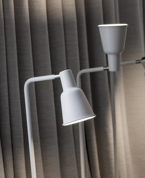 Stojací lampa Nordlux Patton vychází ze svítilen 20. let, s pohyblivým stínidlem a otočným stmívačem ve dvou barevných variantách