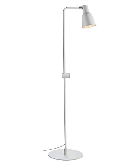 Stojací lampa Nordlux Patton vychází ze svítilen 20. let, s pohyblivým stínidlem a otočným stmívačem ve dvou barevných variantách