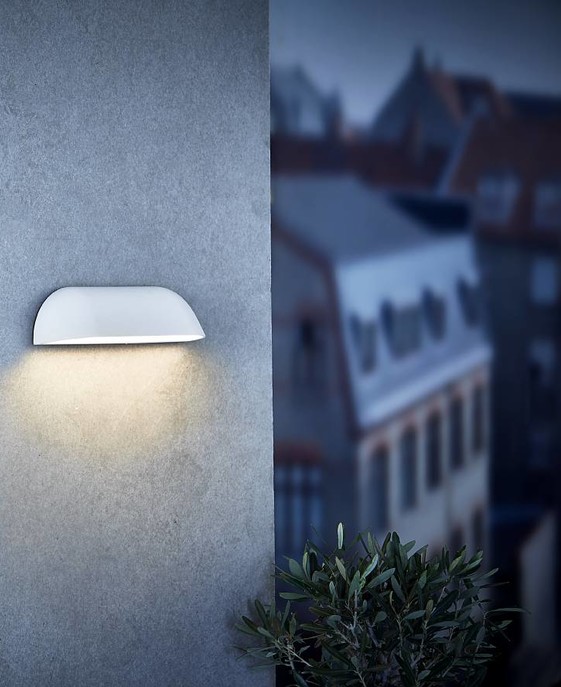 Venkovní nástěnné LED svítidlo v minimalistickém designu ve dvou barevných variantách vhodné k osvětlení chodby nebo vchodu