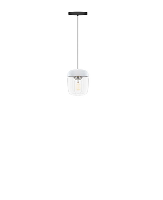 Jednoduché závěsné svítidlo UMAGE Acorn. Kombinace skla, bílé a kovu (ocel, měď nebo mosaz)