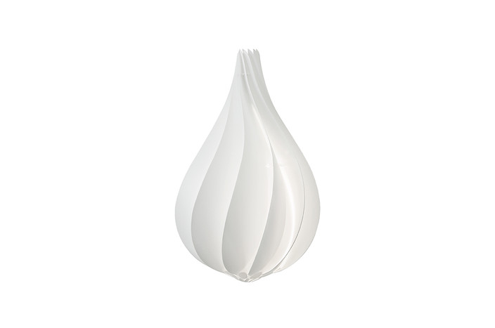 Závěsné svítidlo UMAGE Alva originálního kapkovitého tvaru. Bílá barva, dostupné ve dvou velikostech (Průměr: Ø20,5cm)