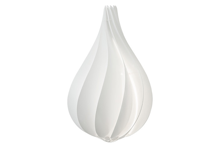 Závěsné svítidlo UMAGE Alva originálního kapkovitého tvaru. Bílá barva, dostupné ve dvou velikostech (Průměr: Ø24,5cm)