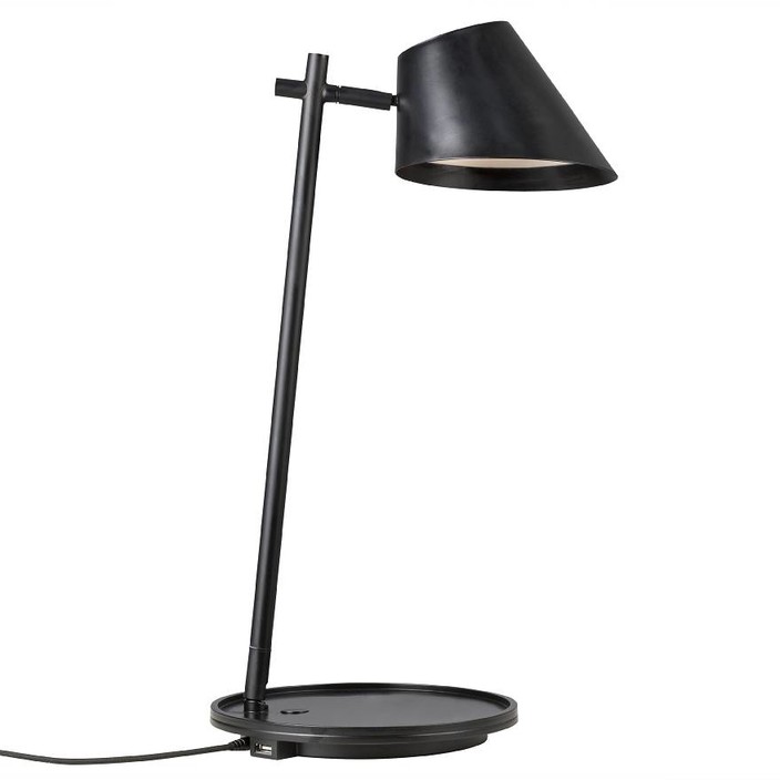 Stay od Nordluxu je multifunkční lampička, stolní nebo nástěnná, v podstavci zabudovaný USB výstup, v černé a šedé barvě. (černá)