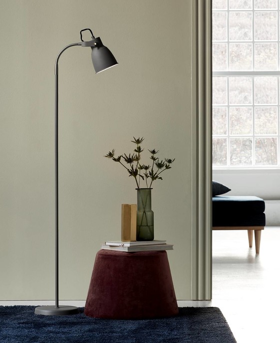 Řada světel Adrian od Nordluxu svým syrovým industriálním designem vytváří kontrast s jasným a ženským severským interiérem.