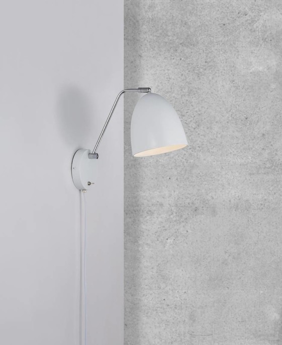 Moderní lampička v nadčasovém designu Alexander od Nordluxu se hodí do bytu i kanceláře díky lesklým kovovým detailům a hedvábnému matnému povrchu.