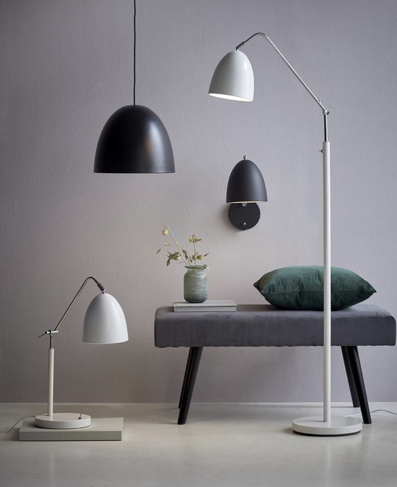 Moderní lampička v nadčasovém designu Alexander od Nordluxu se hodí do bytu i kanceláře díky lesklým kovovým detailům a hedvábnému matnému povrchu.