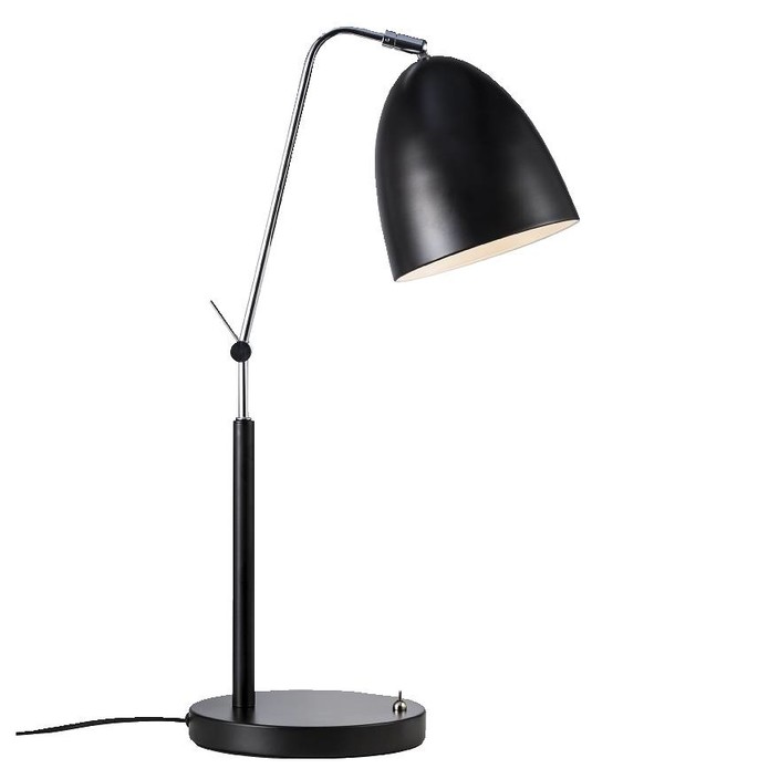 Moderní lampička v nadčasovém designu Alexander od Nordluxu se hodí do bytu i kanceláře díky lesklým kovovým detailům a hedvábnému matnému povrchu. (černá)