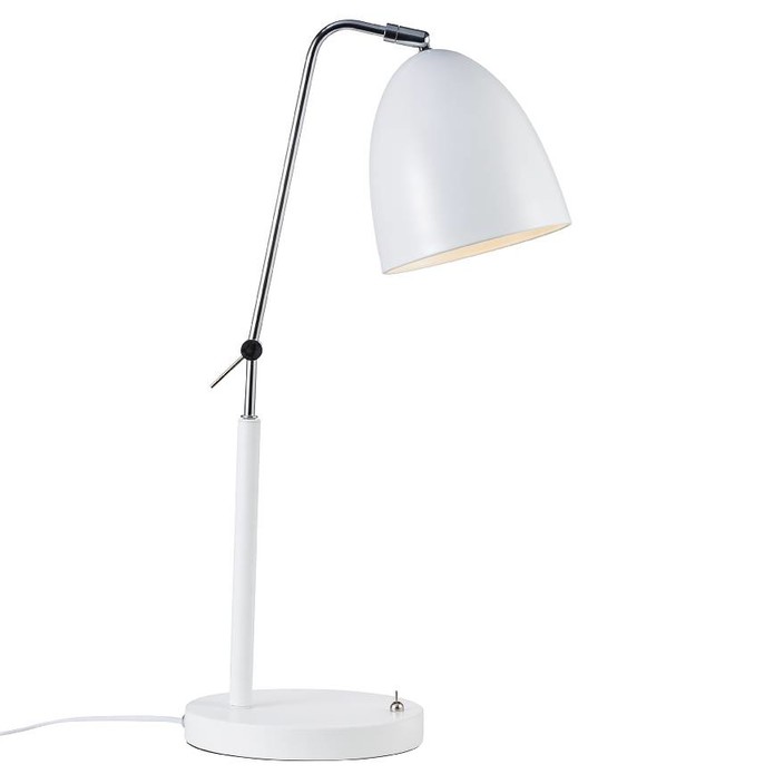 Moderní lampička v nadčasovém designu Alexander od Nordluxu se hodí do bytu i kanceláře díky lesklým kovovým detailům a hedvábnému matnému povrchu. (bílá)